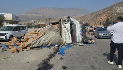 Freni arızalanan kamyon, ışıkta bekleyen 8 araca çarptı: 4 yaralı
