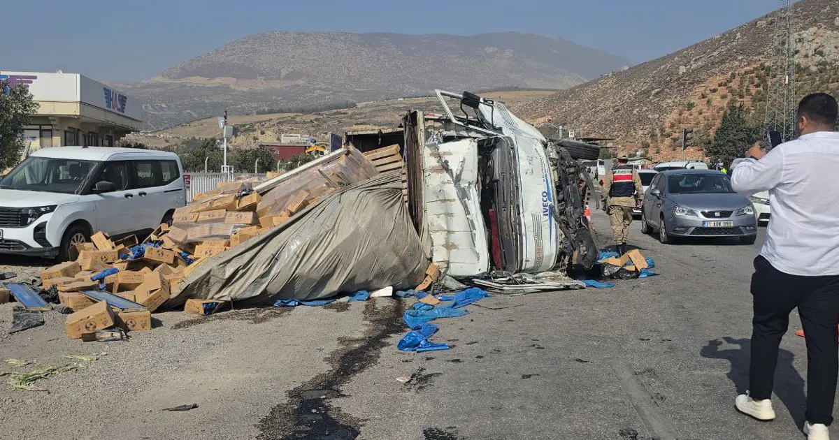 Freni arızalanan kamyon, ışıkta bekleyen 8 araca çarptı: 4 yaralı