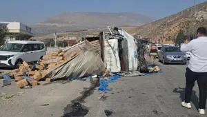 Freni arızalanan kamyon, ışıkta bekleyen 8 araca çarptı: 4 yaralı