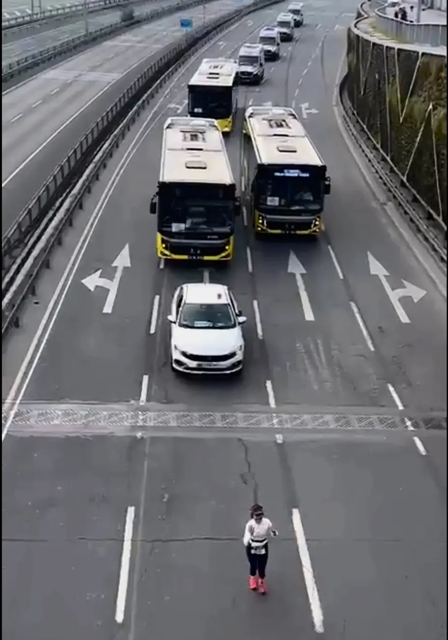 Maratonu emekleyerek bitirdi: Sonuncu olmasına rağmen birinciden daha popüler oldu 2 Maratonu emekleyerek bitirdi: Sonuncu olmasına rağmen birinciden daha popüler oldu 2