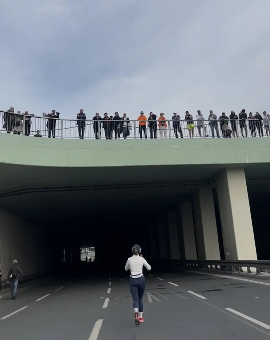 Maratonu emekleyerek bitirdi: Sonuncu olmasına rağmen birinciden daha popüler oldu Maratonu emekleyerek bitirdi: Sonuncu olmasına rağmen birinciden daha popüler oldu