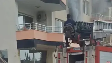 Mersin’de bina yangını korkuttu: Yangının dumanı kısa sürede binayı sardı