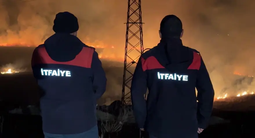 Yüksekova'da kuş cennetinde yangın: Yerleşim yerlerini tehdit ediyor 4