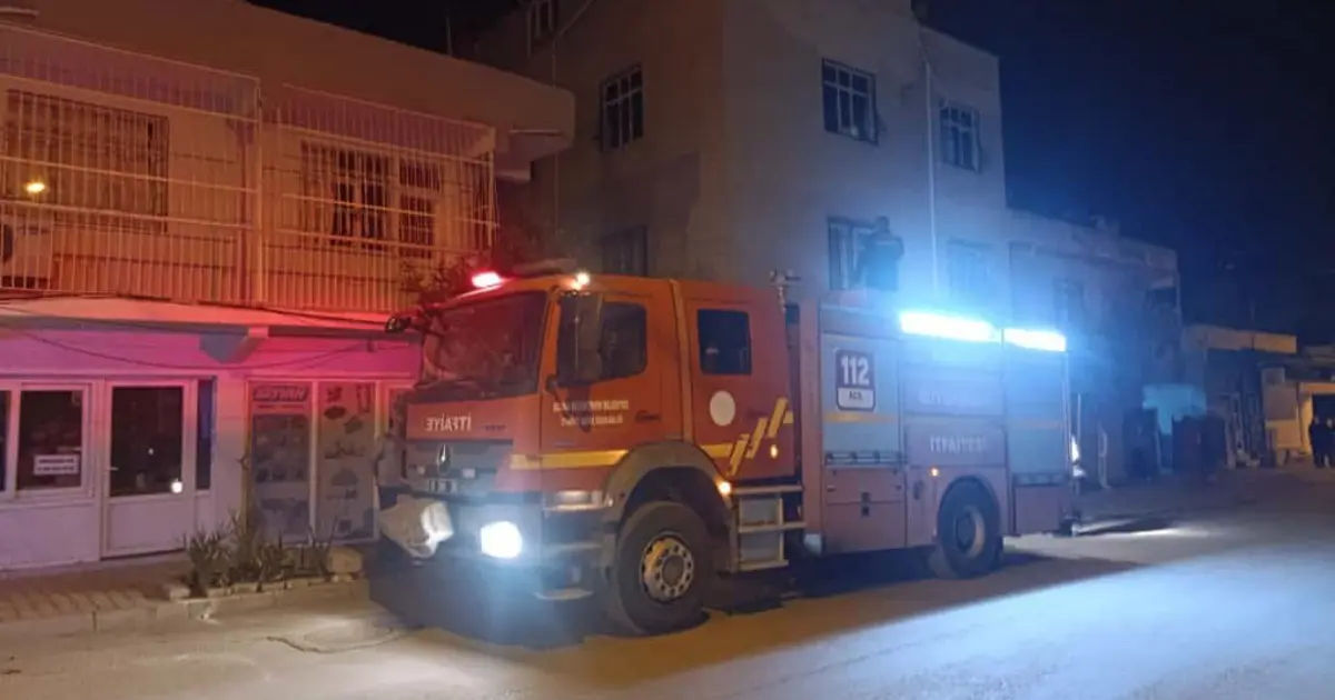 Adana'da 3 katlı binada yangın: 4 kişi hastaneye kaldırıldı