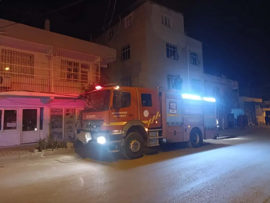 Adana'da 3 katlı binada yangın: 4 kişi hastaneye kaldırıldı