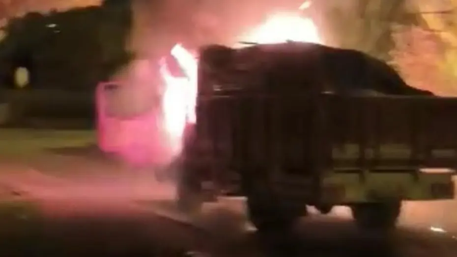 Park halindeki kamyon alev aldı: Kundaklama şüphesi