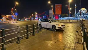 Direksiyon başında uyuyan sürücü bariyerlere girdi