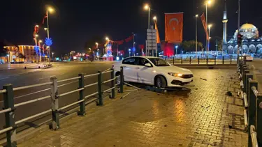 Direksiyon başında uyuyan sürücü bariyerlere girdi