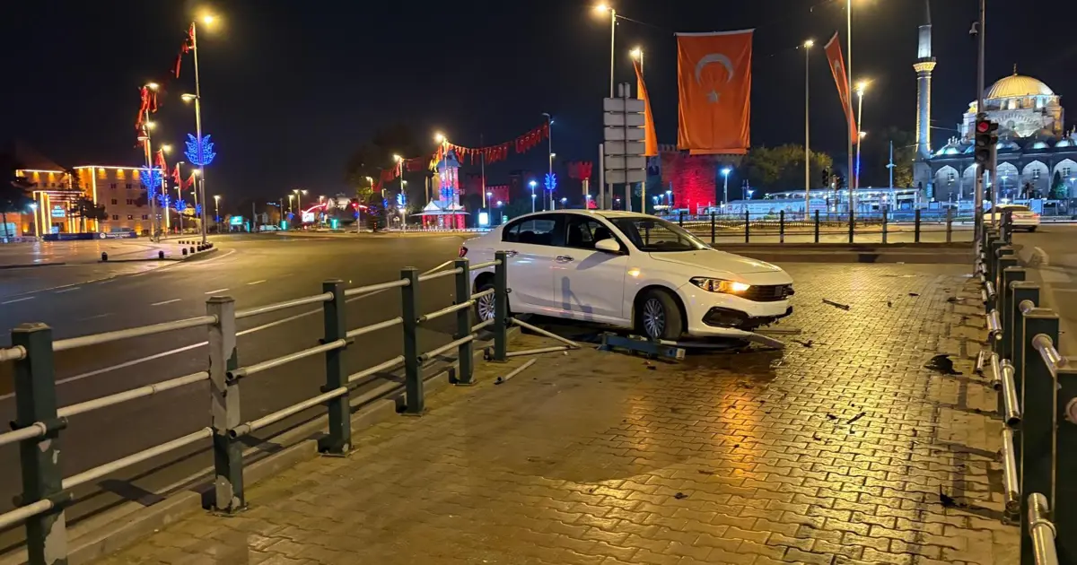 Direksiyon başında uyuyan sürücü bariyerlere girdi