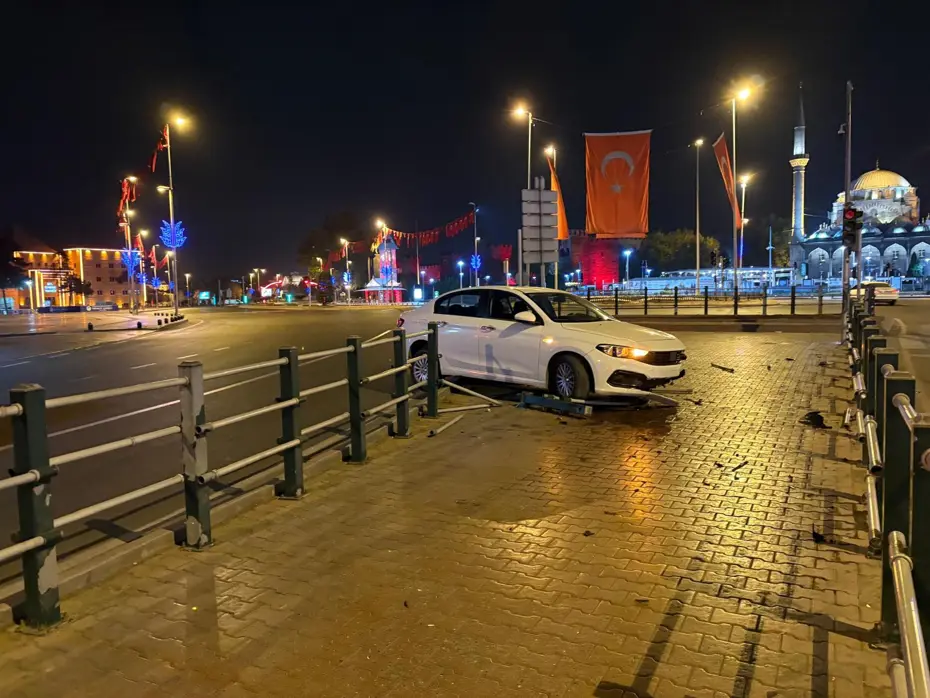 Direksiyon başında uyuyan sürücü bariyerlere girdi