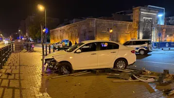 Direksiyonda uyuyan şoför bariyerlere çarptı