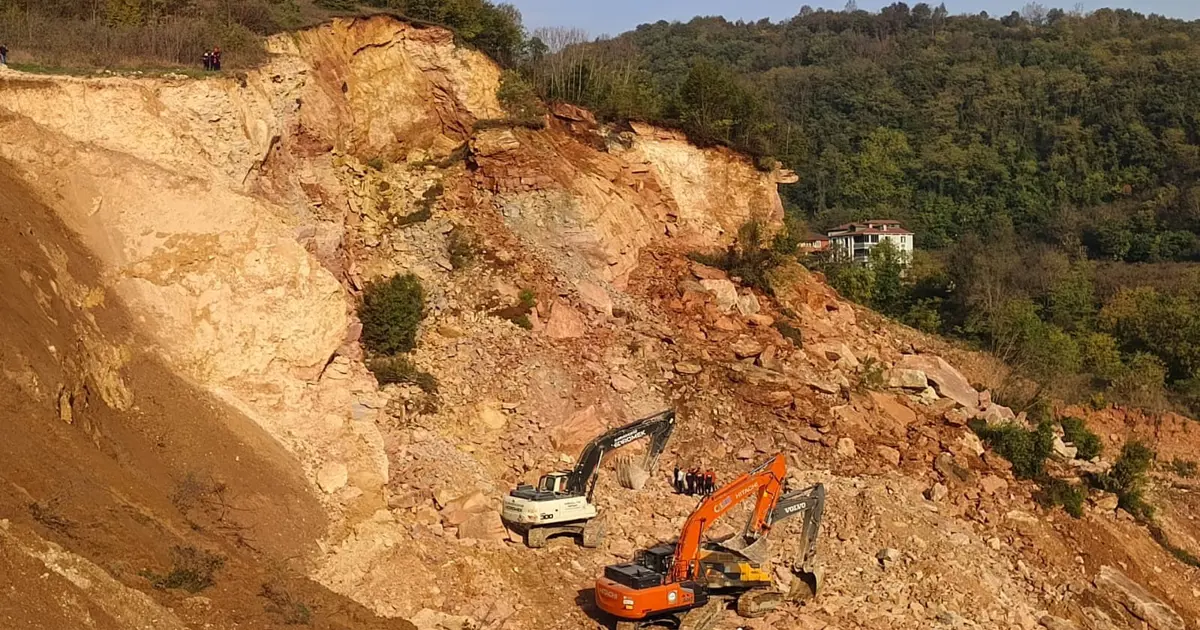 Taş ocağında enkaz altında kalan şoförün cansız bedenine ulaşıldı