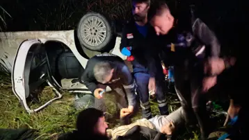 Kaçak göçmenleri taşıyan araç nehre düştü: 9 yaralı