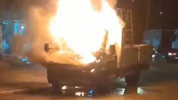 Adana'da park halindeki kamyonet bir anda alev aldı