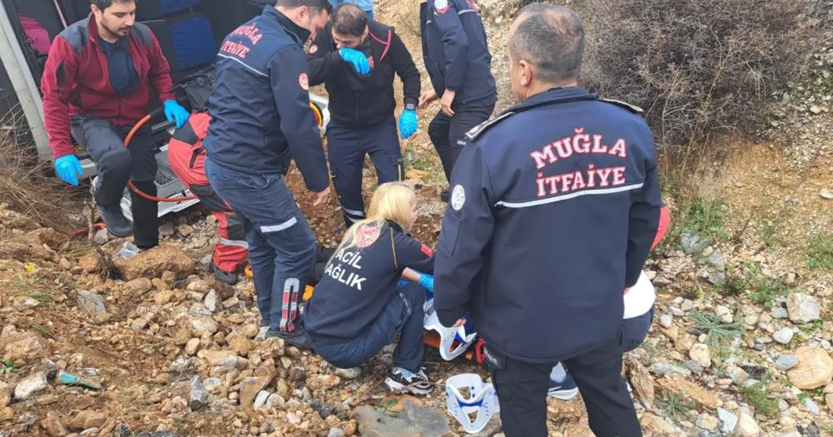 Muğla'da yolcu minibüsü kaza yaptı, 15 kişi yaralandı