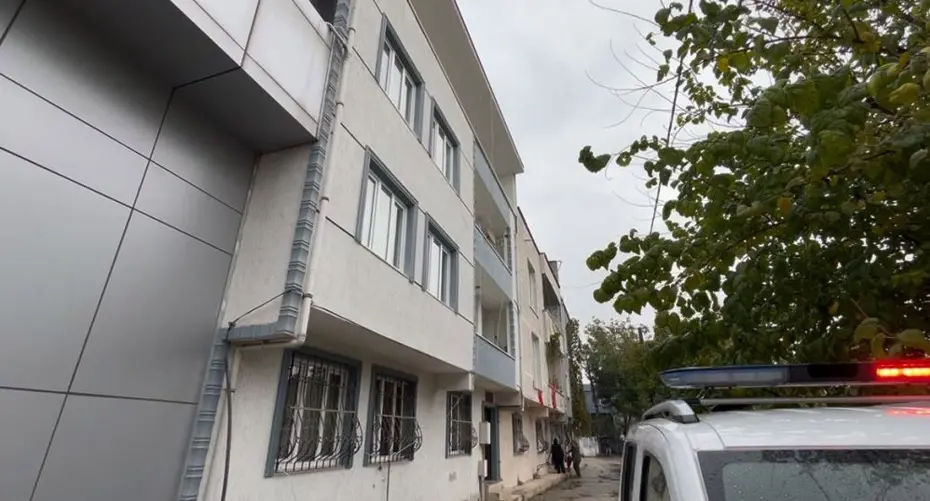 Üçüncü kattan düştü, ağır yaralandı