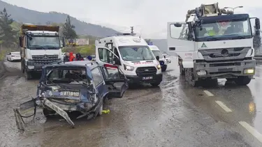 Beton mikseri ile otomobil çarpıştı, beş kişi yaralandı