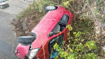 Kontrolden çıkan araba yan yattı, üç kişi yaralandı