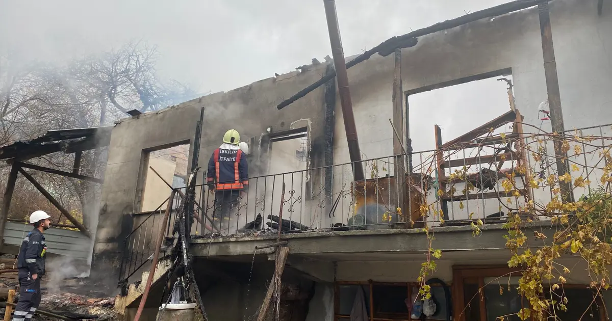 Çorum'da müstakil ev alev alev yandı