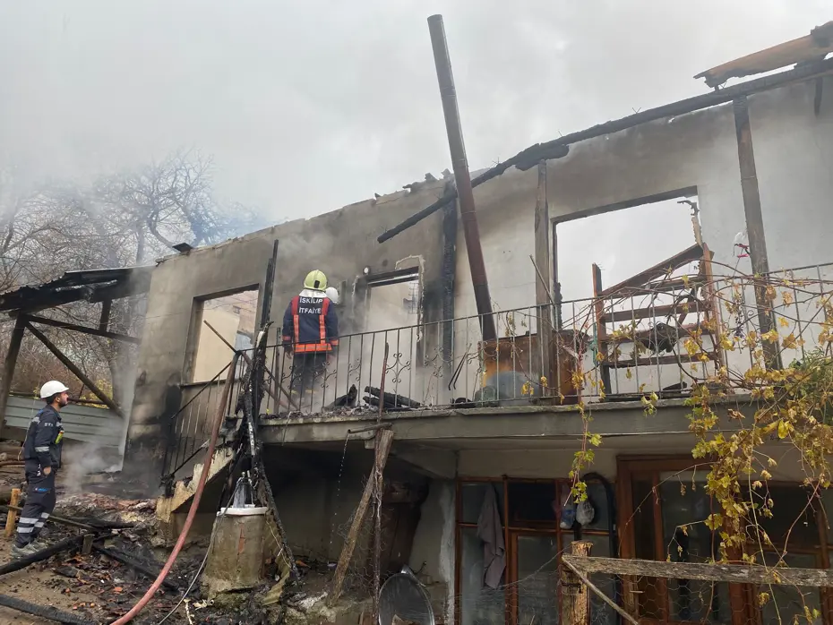 Çorum'da müstakil ev alev alev yandı