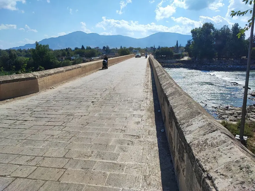 Tarihi yapıya büyük saygısızlık: Ölümsüzlük Köprüsü olarak da biliniyor
  2