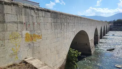 Tarihi yapıya büyük saygısızlık: Ölümsüzlük Köprüsü olarak da biliniyor
 