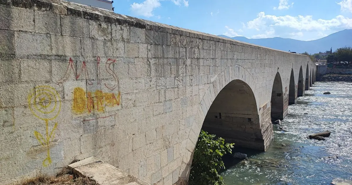 Tarihi yapıya büyük saygısızlık: Ölümsüzlük Köprüsü olarak da biliniyor