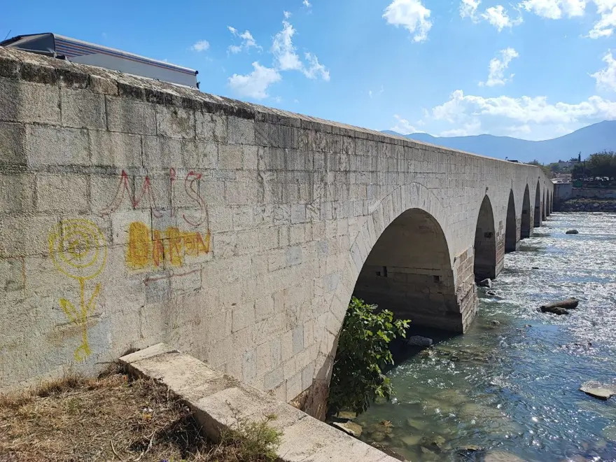 Tarihi yapıya büyük saygısızlık: Ölümsüzlük Köprüsü olarak da biliniyor
  1