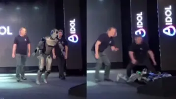 Rus robot tanıtım sırasında düşüp parçalandı 