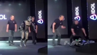 Rus robot tanıtım sırasında düşüp parçalandı 