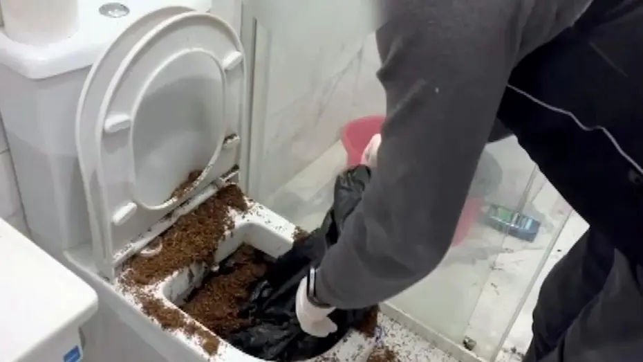 Polis baskınında film gibi an: Klozete döktüler