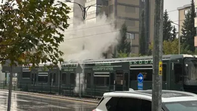 Gaziantep'te tramvaya yıldırım çarptı, o anlar kamerada