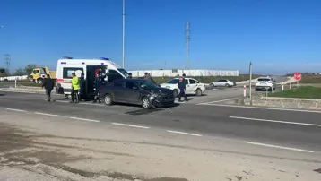 Edirne'de trafik kazası, 2 otomobil çarpıştı
