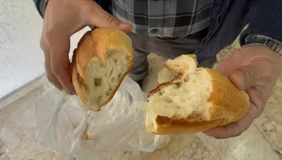 Aldığı ekmeğin içinden çıkan şeyi görünce şok oldu
