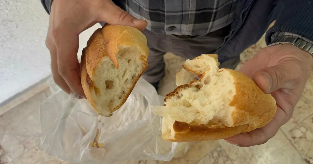 Aldığı ekmeğin içinden çıkan şeyi görünce şok oldu