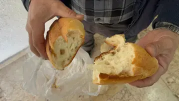 Aldığı ekmeğin içinden çıkan şeyi görünce şok oldu