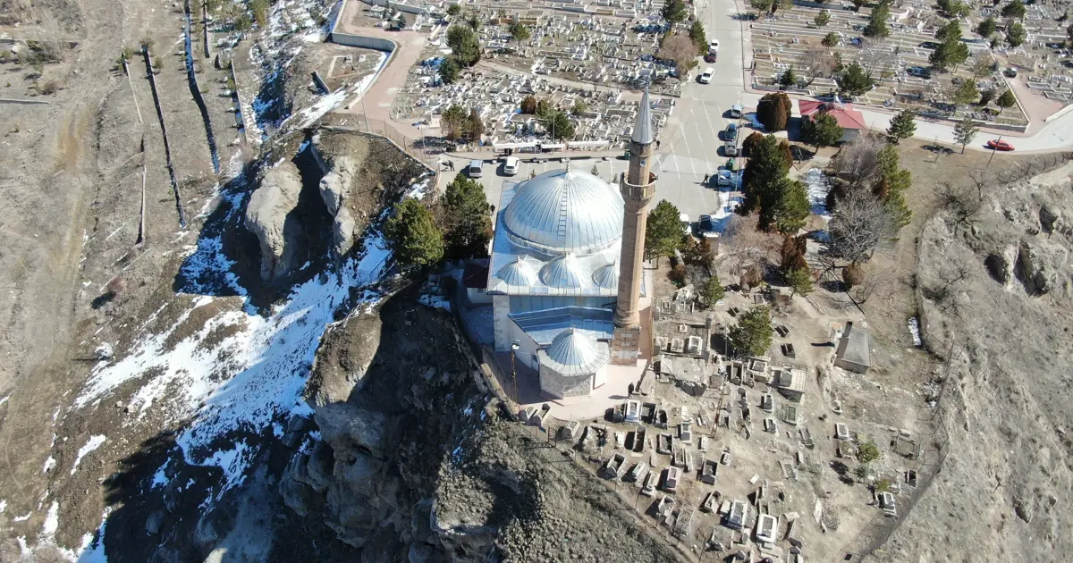 Uçurumun kıyısındaki türbeye yüzlerce ziyaretçi geliyor: Sivaslıların eskimeyen geleneği