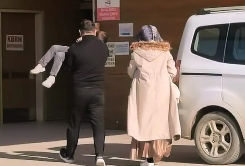 Üzerine kaynar su devrilen çocuk yaralandı