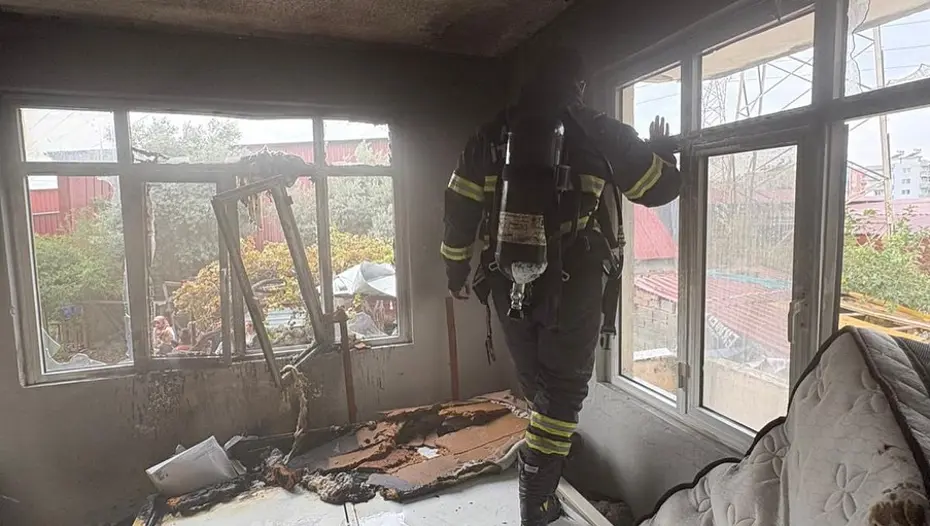 Hatay'da ev yangını: 1 kişi dumandan etkilendi