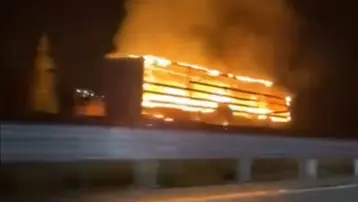 Tırın lastiğinde başlayan yangın dorseye yayıldı