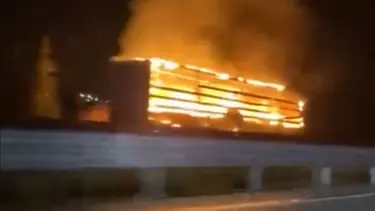 Tırın lastiğinde başlayan yangın dorseye yayıldı