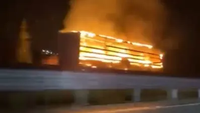 Tırın lastiğinde başlayan yangın dorseye yayıldı