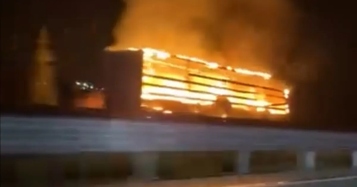 Tırın lastiğinde başlayan yangın dorseye yayıldı