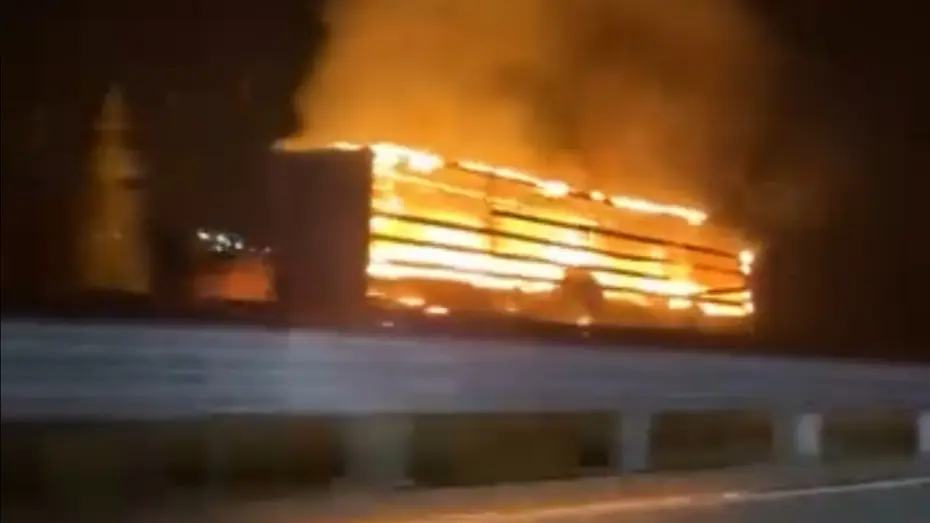 Tırın lastiğinde başlayan yangın dorseye yayıldı