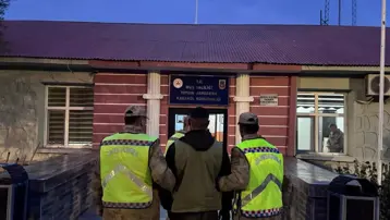 Eve silahla ateş açan baba-oğul yakalandı