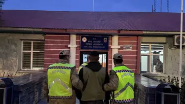 Eve silahla ateş açan baba-oğul yakalandı