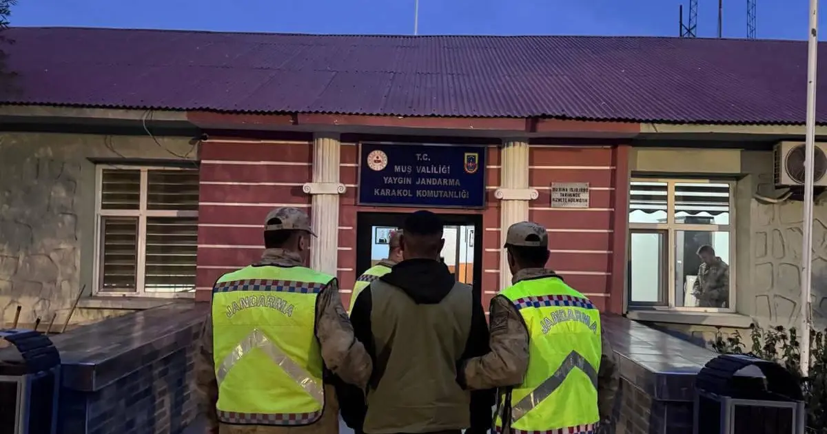 Eve silahla ateş açan baba-oğul yakalandı