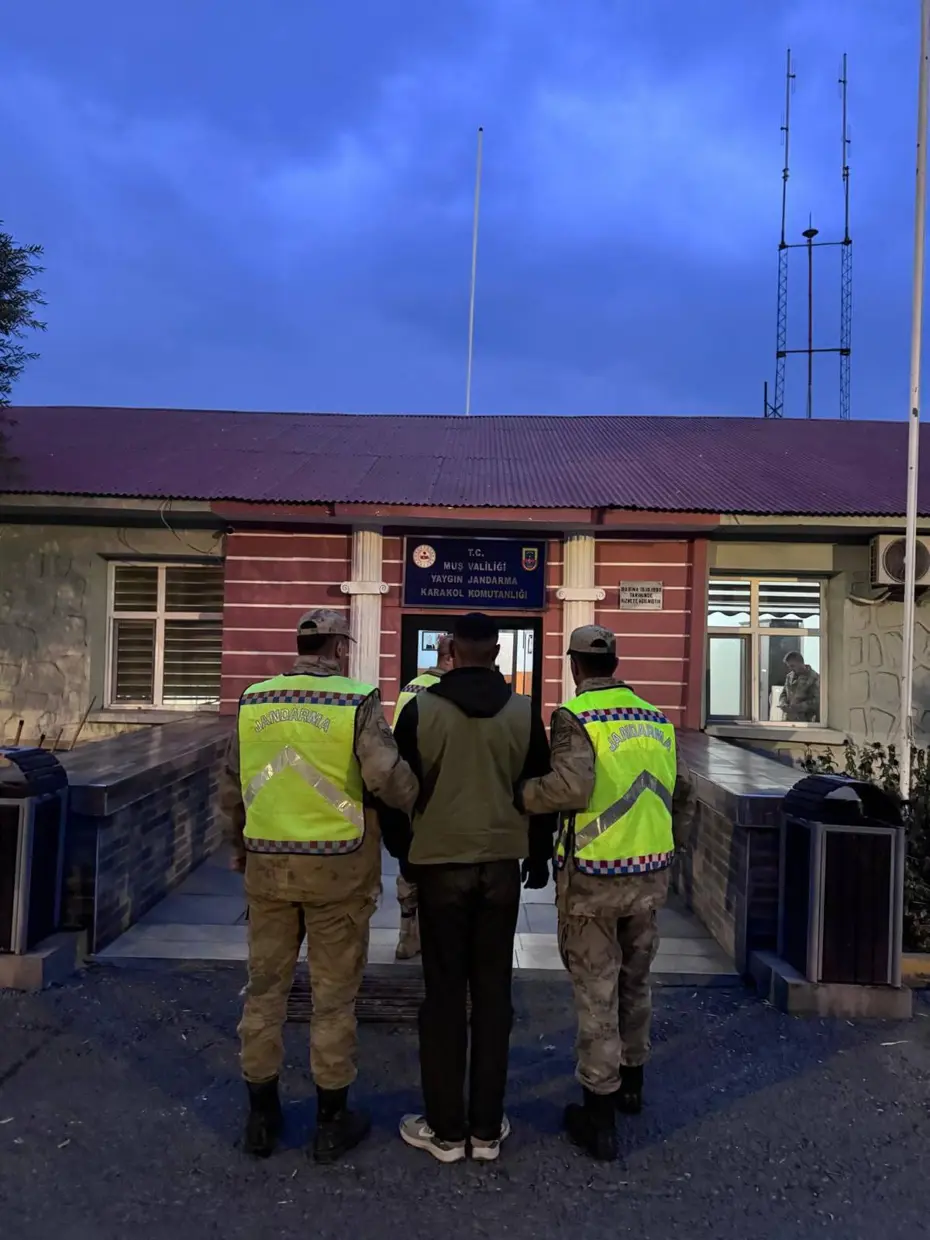 Eve silahla ateş açan baba-oğul yakalandı