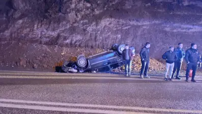 Yola düşen kayalardan kaçarken takla attı