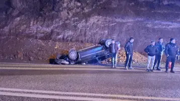 Yola düşen kayalardan kaçarken takla attı